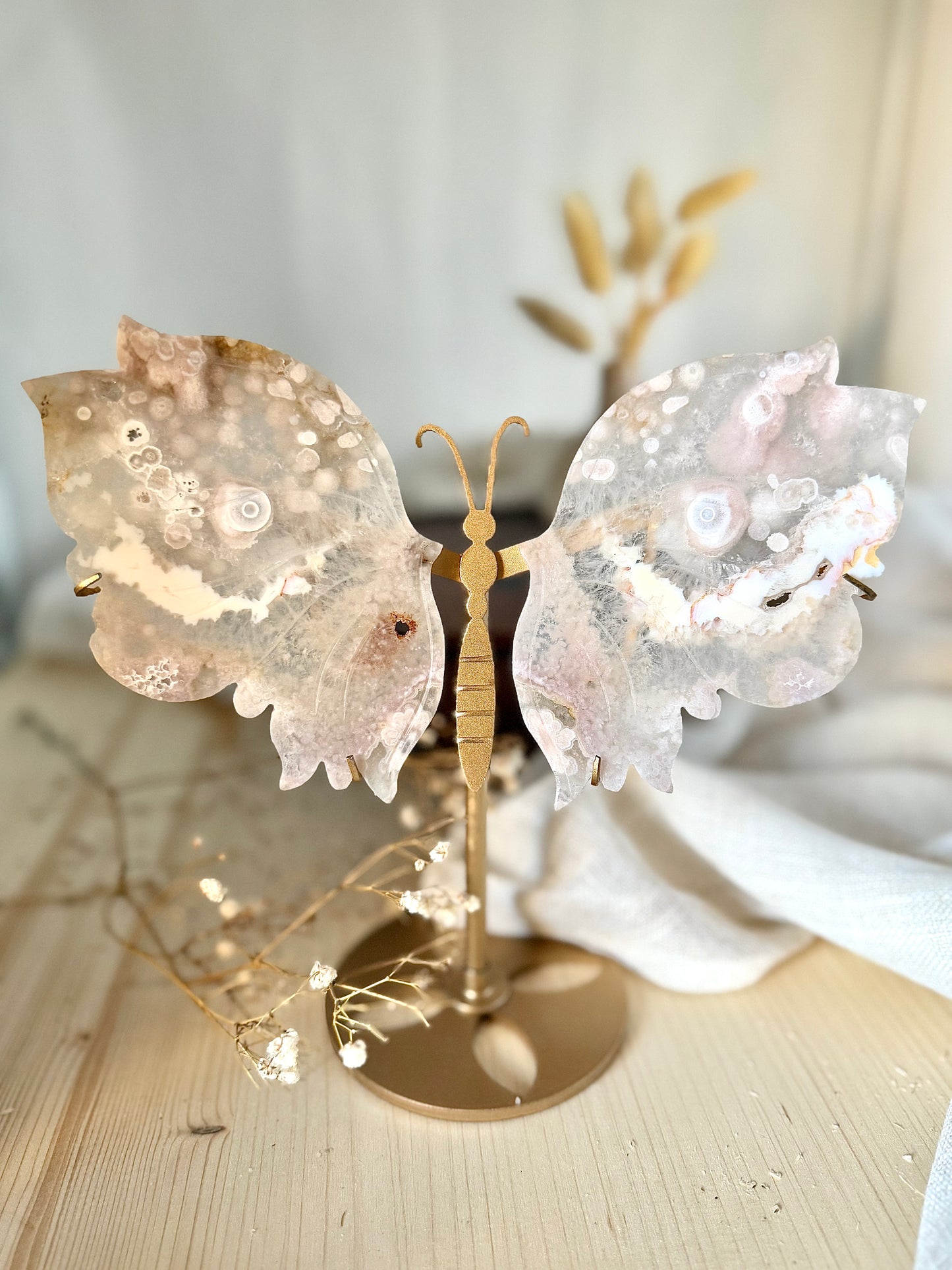 Kirschblüten Chalcedon Schmetterling mit Standfuß